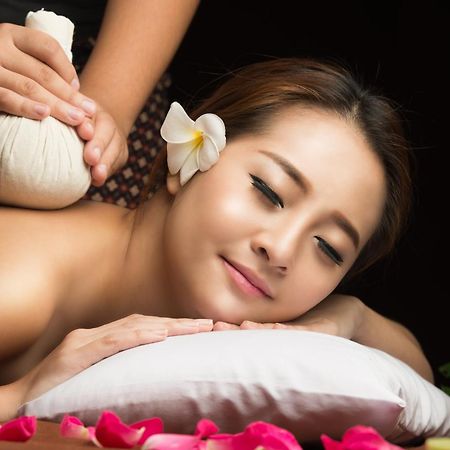 Outrigger Surin Beach Resort - Sha Extra Plus Eksteriør bilde Thai herbal compress massage