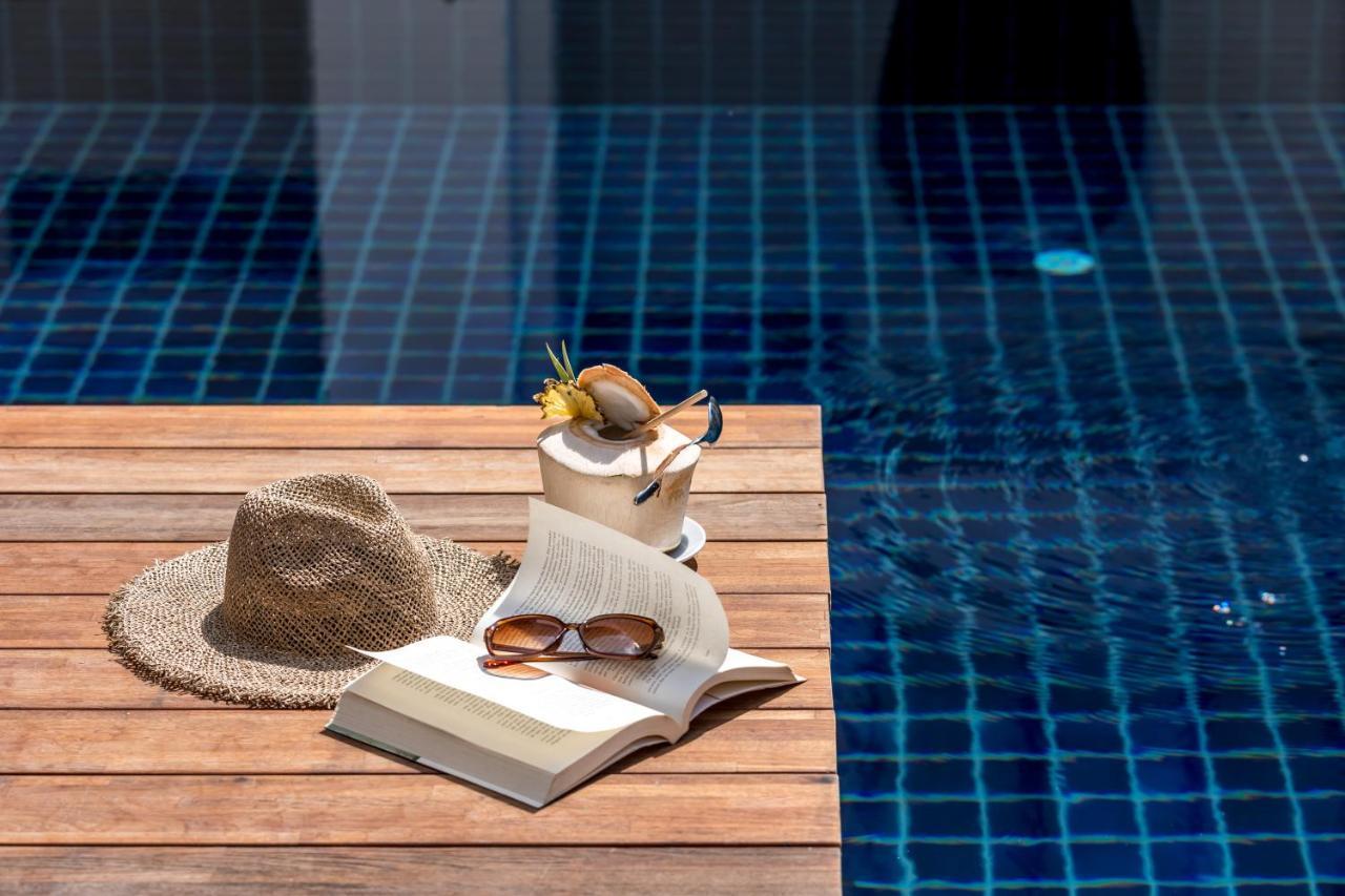 Outrigger Surin Beach Resort - Sha Extra Plus Eksteriør bilde A poolside table