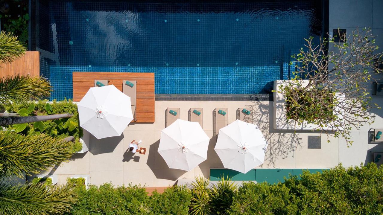 Outrigger Surin Beach Resort - Sha Extra Plus Eksteriør bilde The pool at the Beverly Hills Hotel