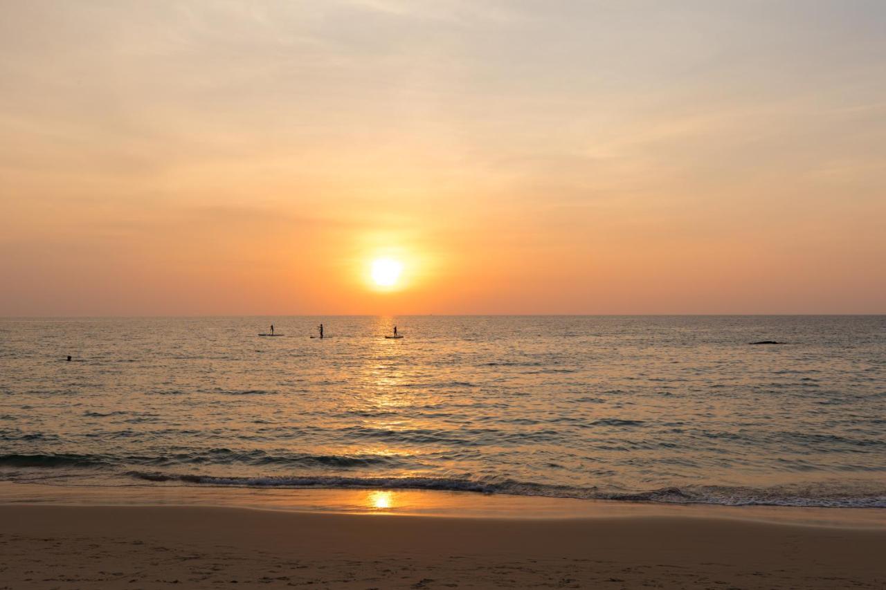 Outrigger Surin Beach Resort - Sha Extra Plus Eksteriør bilde Sunset at the beach
