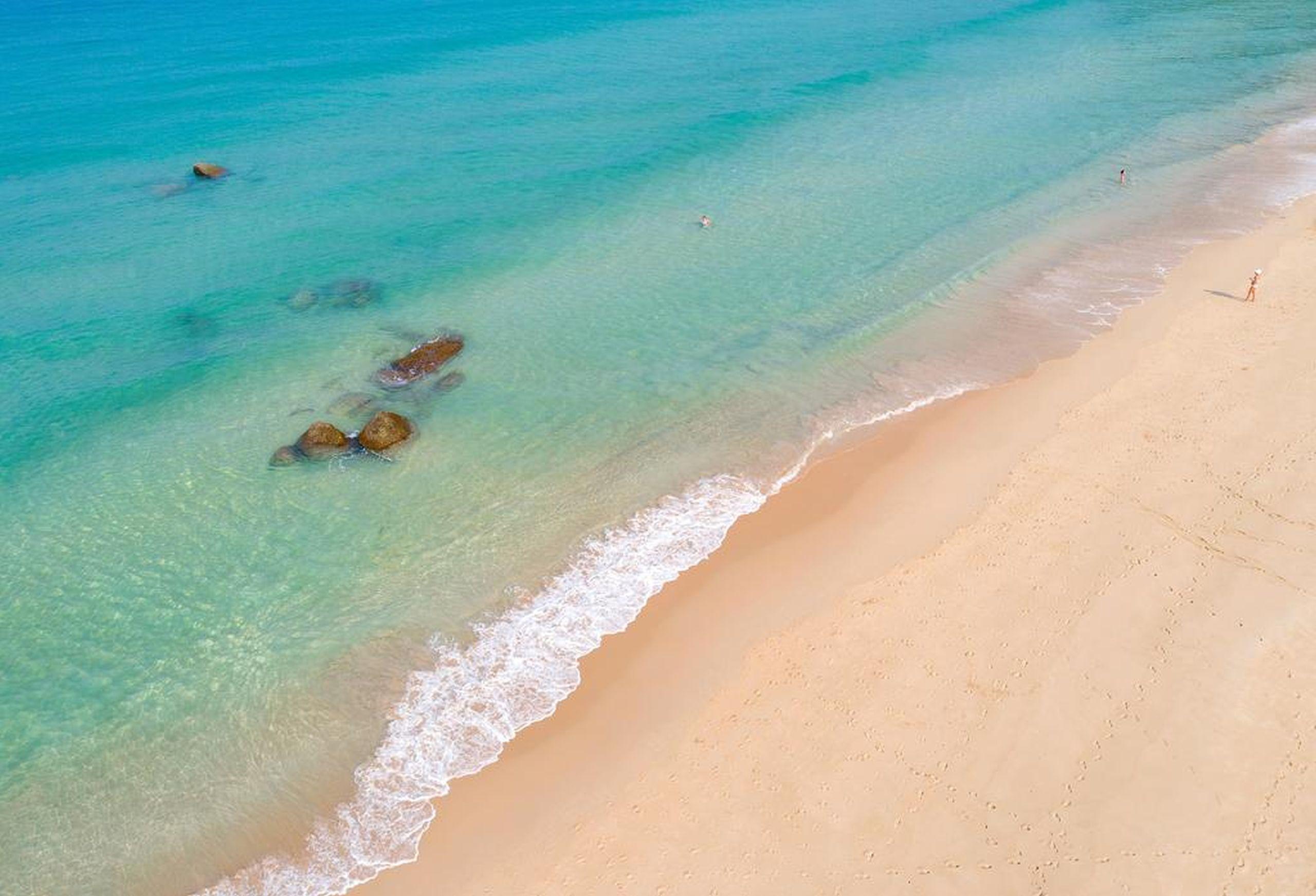 Outrigger Surin Beach Resort - Sha Extra Plus Eksteriør bilde Beach at the island of Providência
