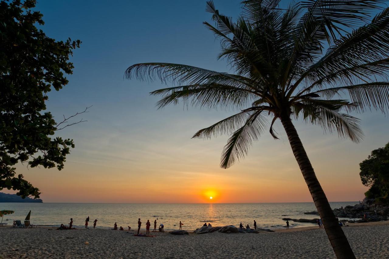 Outrigger Surin Beach Resort - Sha Extra Plus Eksteriør bilde Sunset at Tanjung Puteri Beach