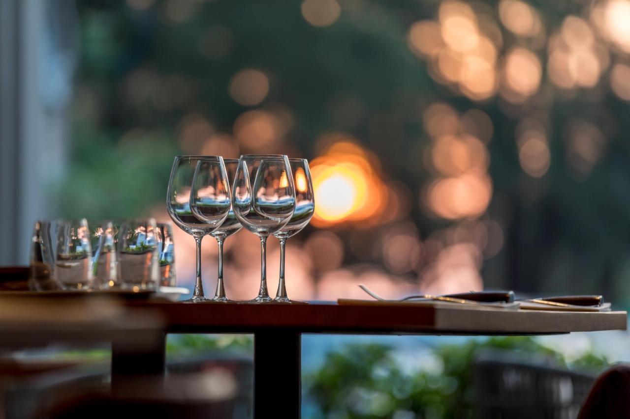 Outrigger Surin Beach Resort - Sha Extra Plus Eksteriør bilde Wine glasses