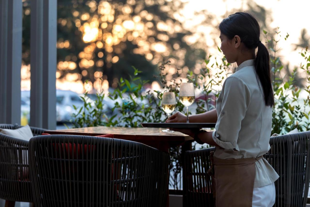 Outrigger Surin Beach Resort - Sha Extra Plus Eksteriør bilde A waitress clearing a table