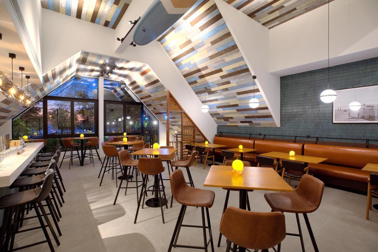 Outrigger Surin Beach Resort - Sha Extra Plus Eksteriør bilde Interior of a Shake Shack restaurant