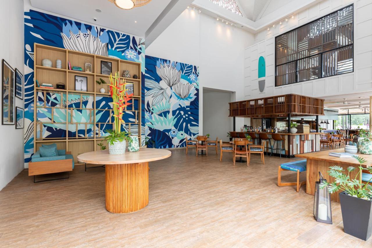Outrigger Surin Beach Resort - Sha Extra Plus Eksteriør bilde The interior of the library