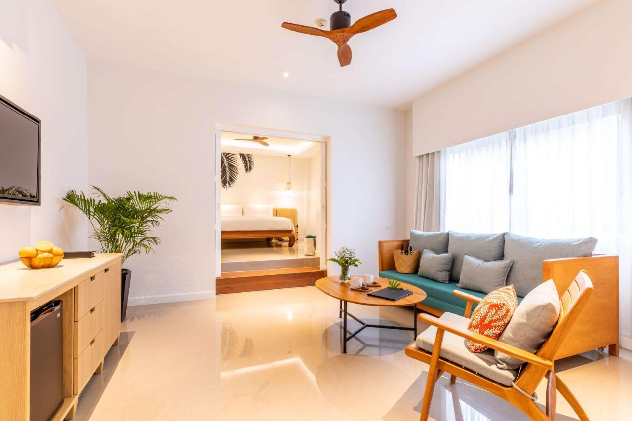 Outrigger Surin Beach Resort - Sha Extra Plus Eksteriør bilde A living room in a serviced apartment in Singapore