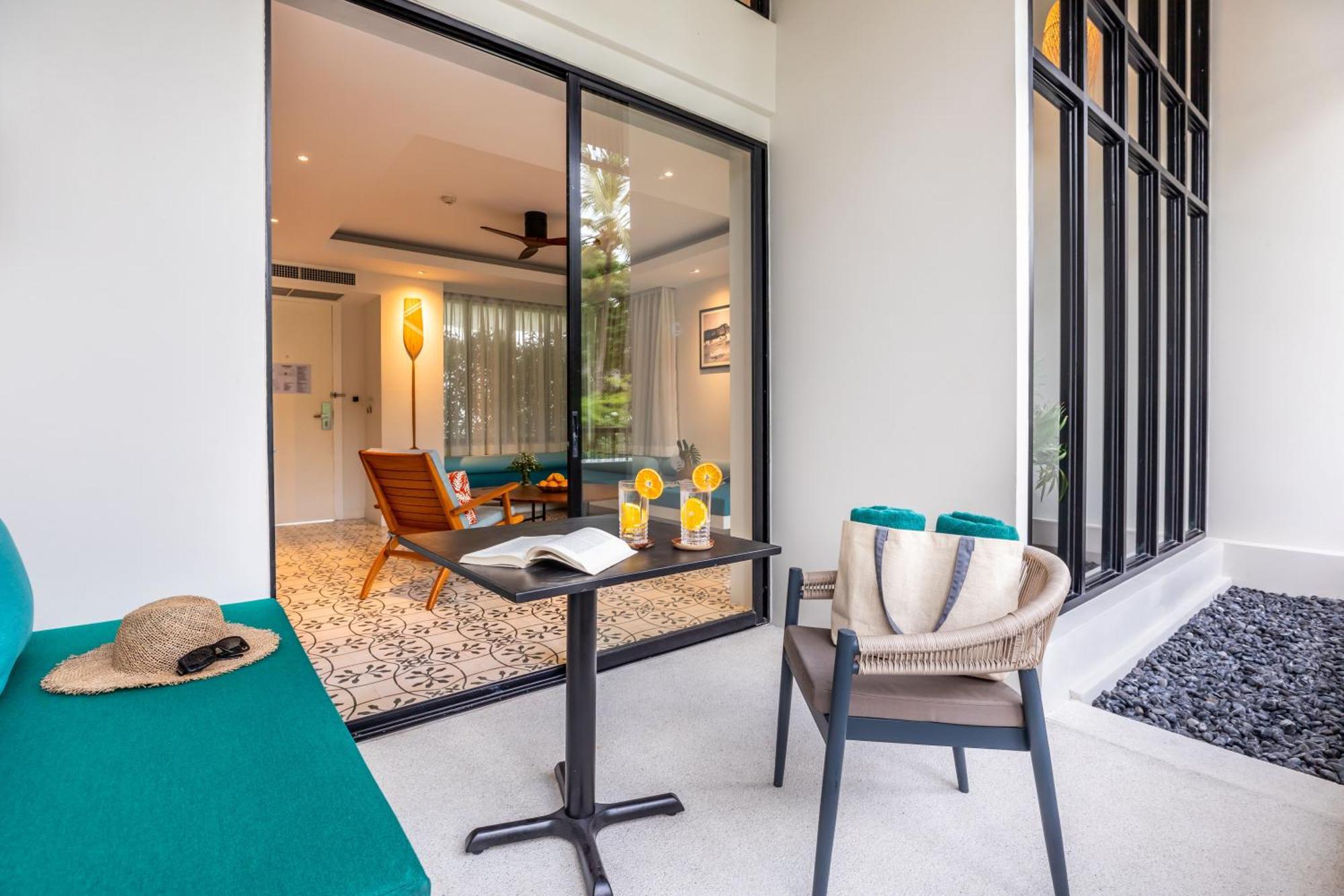 Outrigger Surin Beach Resort - Sha Extra Plus Rom bilde A balcony in a hotel room