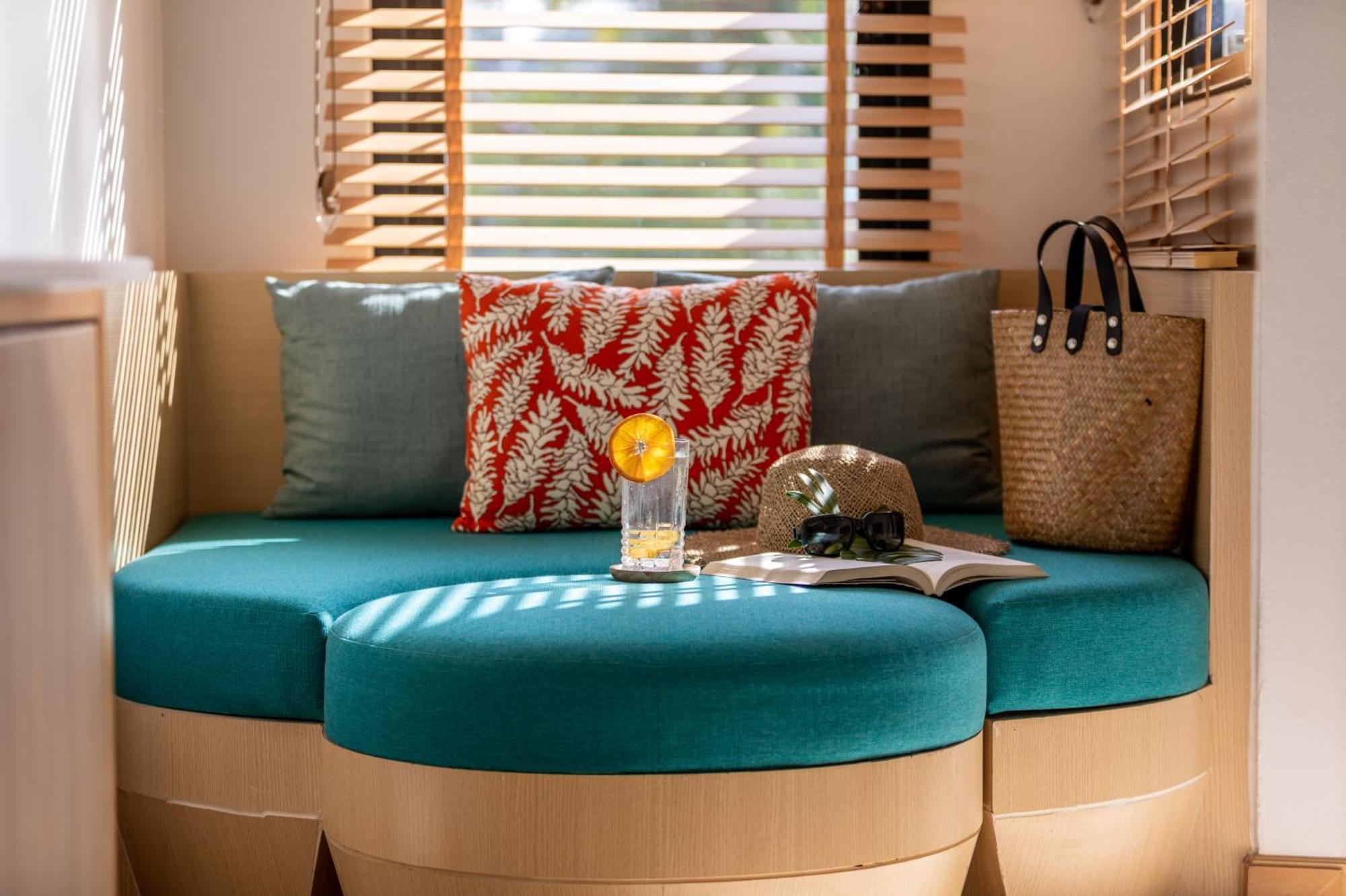 Outrigger Surin Beach Resort - Sha Extra Plus Rom bilde Interior of a mobile home