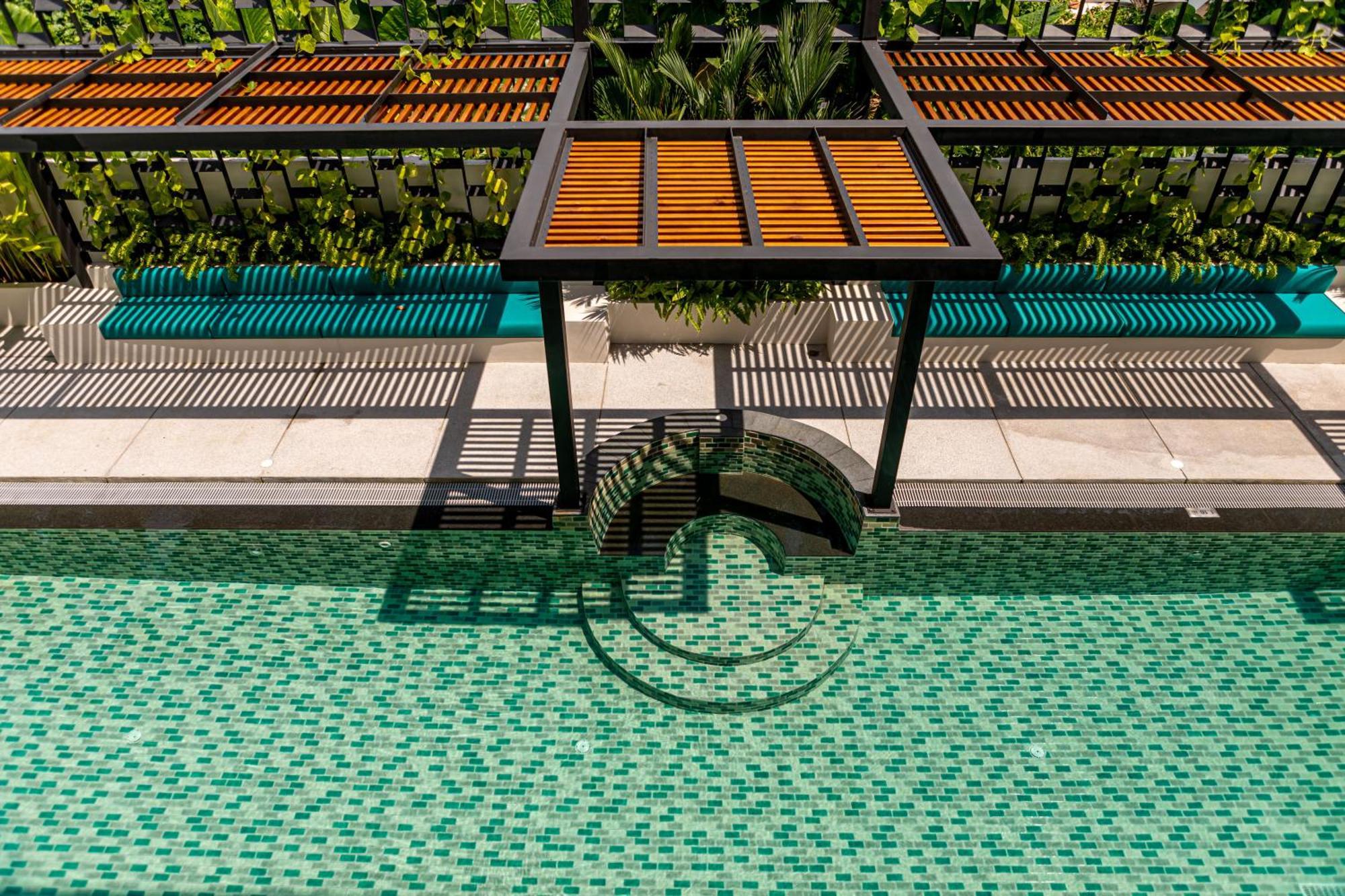 Outrigger Surin Beach Resort - Sha Extra Plus Rom bilde The swimming pool at the hotel